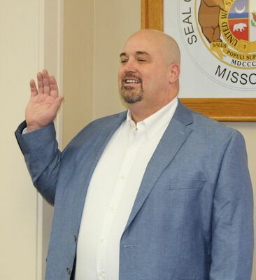 Newly elected Sheriff, Brad Stinson, is sworn in by County Clerk, Sandy Lanier.
